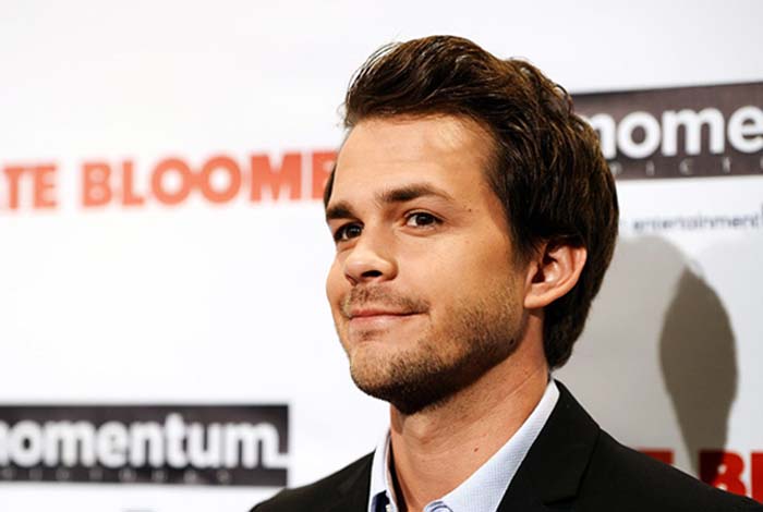 Facts About Johnny Simmons – “The Late Bloomer” Actor 